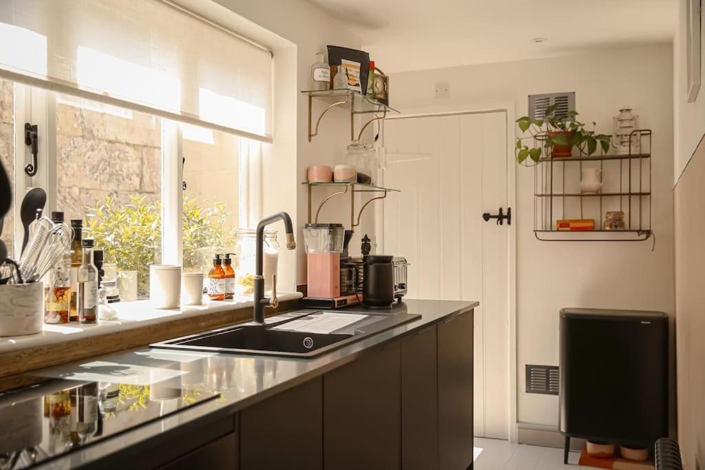 Primrose Cottage - With Private Courtyard & Sun Terrace In Central 바스 외부 사진